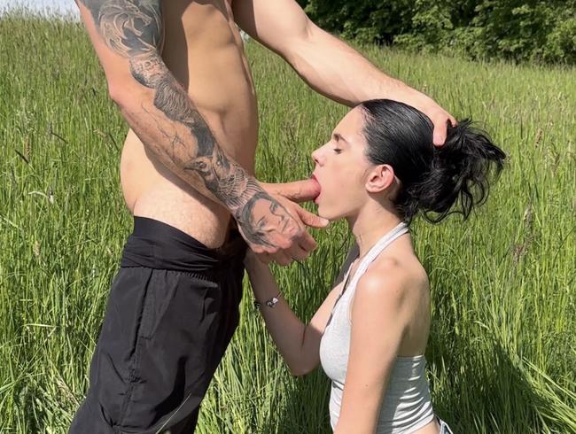 Blowjob und Cumshoot auf offenem Feld                DIRTY TEEN!