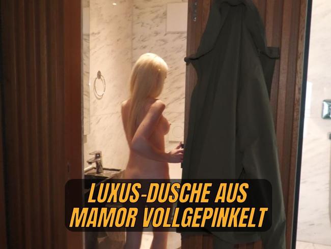 Luxus-Dusche aus Mamor vollgepinkelt