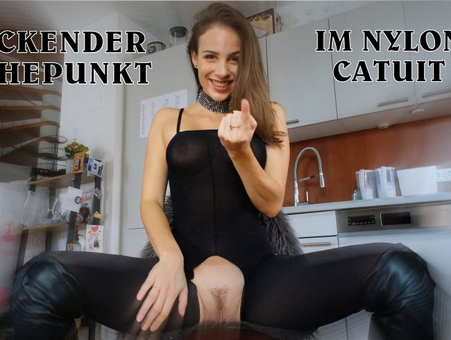 Zuckender Höhepunkt im Nylons Catsuit!